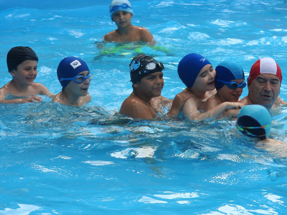 Foto della consegna diplomi e cinture per il passaggio di kyu – e super mega festa in piscina.