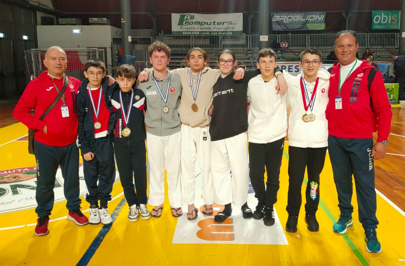 Risultati Campionato Nazionale Kumite – Opes 7 oro,  1 argento e 4 bronzi.